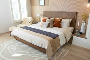 Modern konforlu yatak odasının iç tasarımı