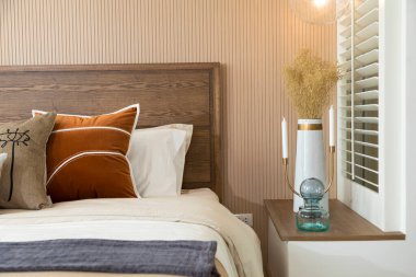 Yatakta yastıklar modern rahat yatak odaları