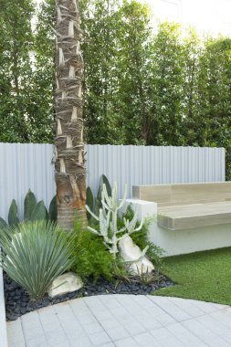 Bahçedeki beyaz mermer bank