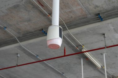 Bir binanın içindeki tavan lambası.