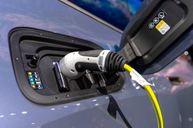 Her elektrikli araba şarj oluyor