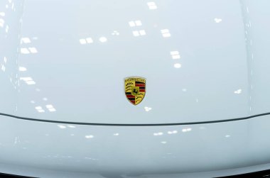 Araba serginin vitrininde.