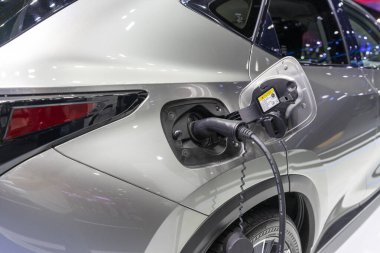 Elektrikli araba şarj oluyor..