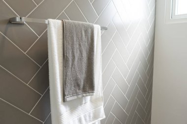 Modern banyo içlerindeki banyoda beyaz havlu.