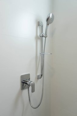 Banyoda beyaz duş başlığı