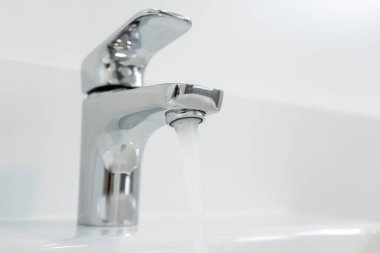 Su musluğu ve su damlası