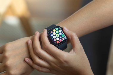 Akıllı Saat kullanarak Kadın Eli 'ni kapat
