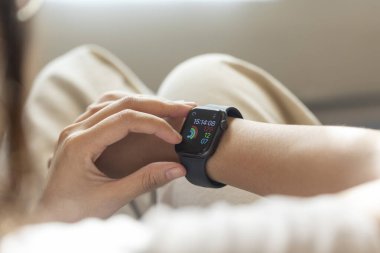 Evdeki akıllı saati kullanarak genç bayana yakın dur..