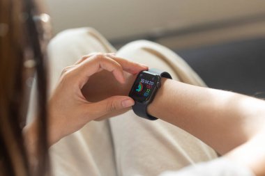 Akıllı izle kullanan kadın