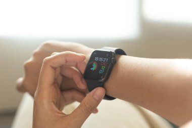 Yakın dur ve akıllı saati tut.