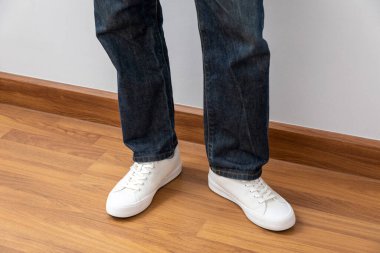 Ahşap zeminde erkeklerin sıradan moda ayakkabıları.