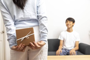 Kitaplı genç Asyalı çift.