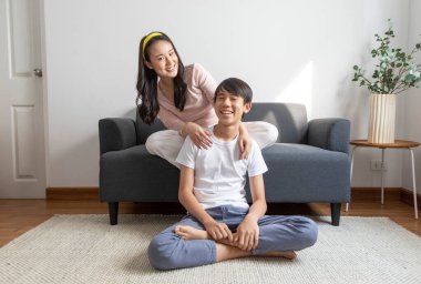 Asya aile kanepede rahatlatıcı