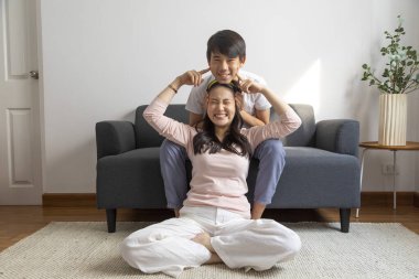 Kanepede oturan Asyalı çift.