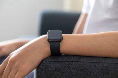 Genç adam evde akıllı adam kullanıyor. yüksek kaliteli fotoğraf