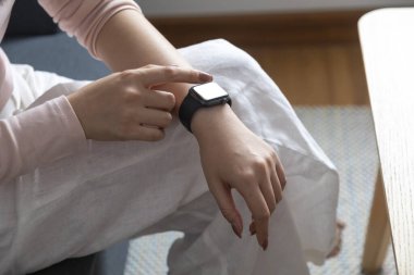 Genç bayan el, akıllı el ele tutuşuyor