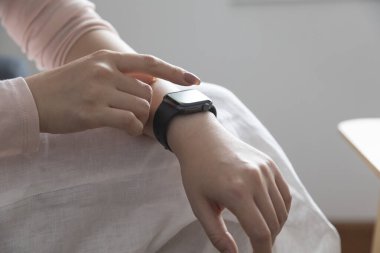 Kadın akıllı saati kontrol ediyor, yakın plan..