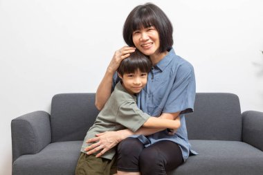 Anne ve oğlu sarılma