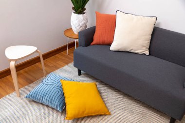 Modern oturma odasındaki kanepede