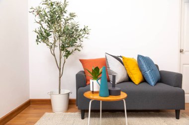 Koltuğu ve çiçekleri olan modern bir oda.