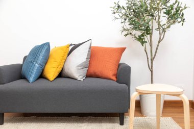 İçerideki rahat kanepe.