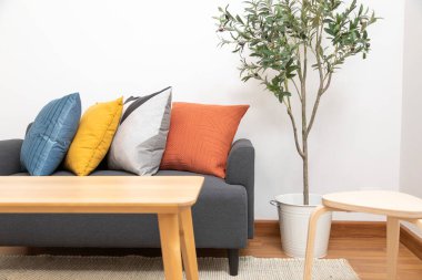 Kanepe ve bitkilerle modern oturma odasının şık bir iç mekanı.