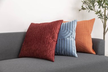 Gri arkaplanda yastıklar