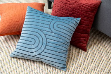 Yastık ve battaniye iç koltukta.