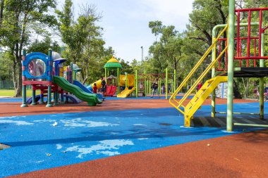 Halk parkındaki çocuklar için boş oyun alanı