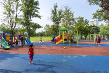 Parktaki çocuk parkı