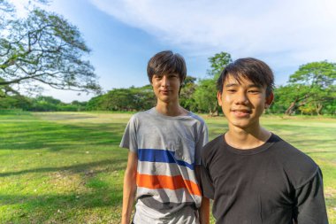 gülümseyen yakışıklı genç bir adam portresi