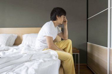 Acı çeken Asyalı adam.