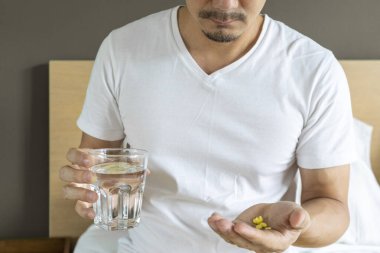 Delikanlının evde hapı var.