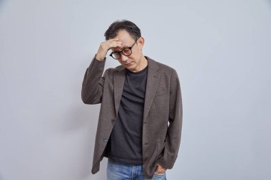 Gözlük giyen Asya adam portresi