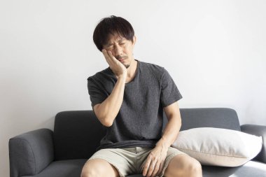 Asyalı adamın başı ağrıyor.
