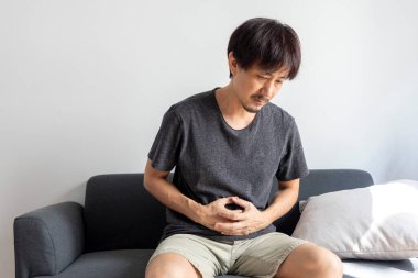 Asyalı adam baş ağrısı çekiyor.