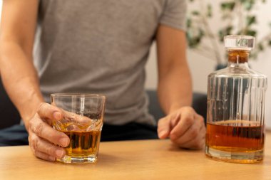 adam tutarak bardak viski