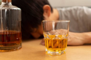 Alkol ve bütünlük içen genç adam