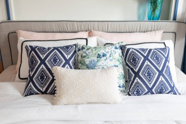 Yatak odasındaki kanepede yastıklar