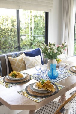 Modern yemek odası olan masa hazır.