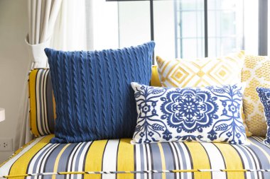 Güzel lüks yastıklar oturma odasının iç dekorasyonunda, klasik ışık filtresi