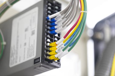 Dağıtım panelinde fiber optik kablolar