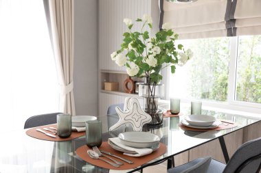 Modern iç mekanda tablo ayarları