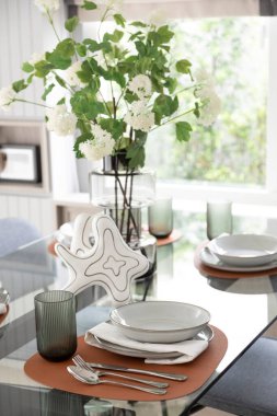 Akşam yemeği için yemek odası hazır..