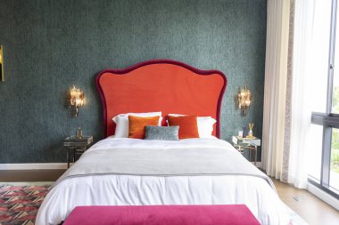 Modern apartmanın içindeki yatak odası.