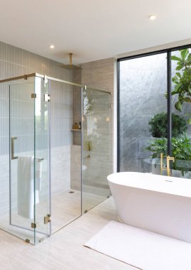 Küveti olan modern bir banyo.