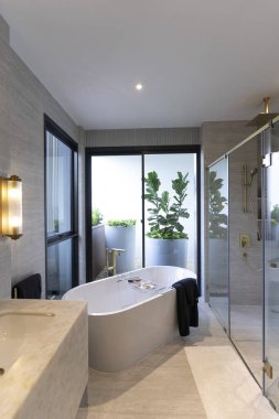 Küveti olan modern bir banyo.