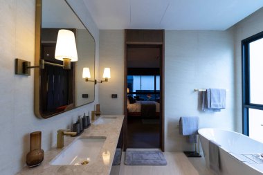 Modern banyo. Aynası ve küveti var.