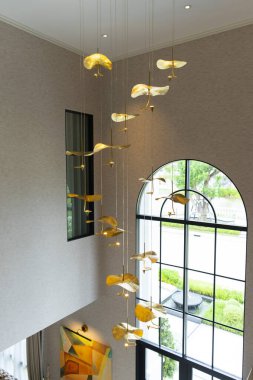 Otel odasında lüks bir avize.