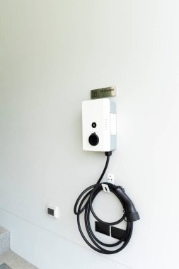 Duvardaki modern elektrik prizi